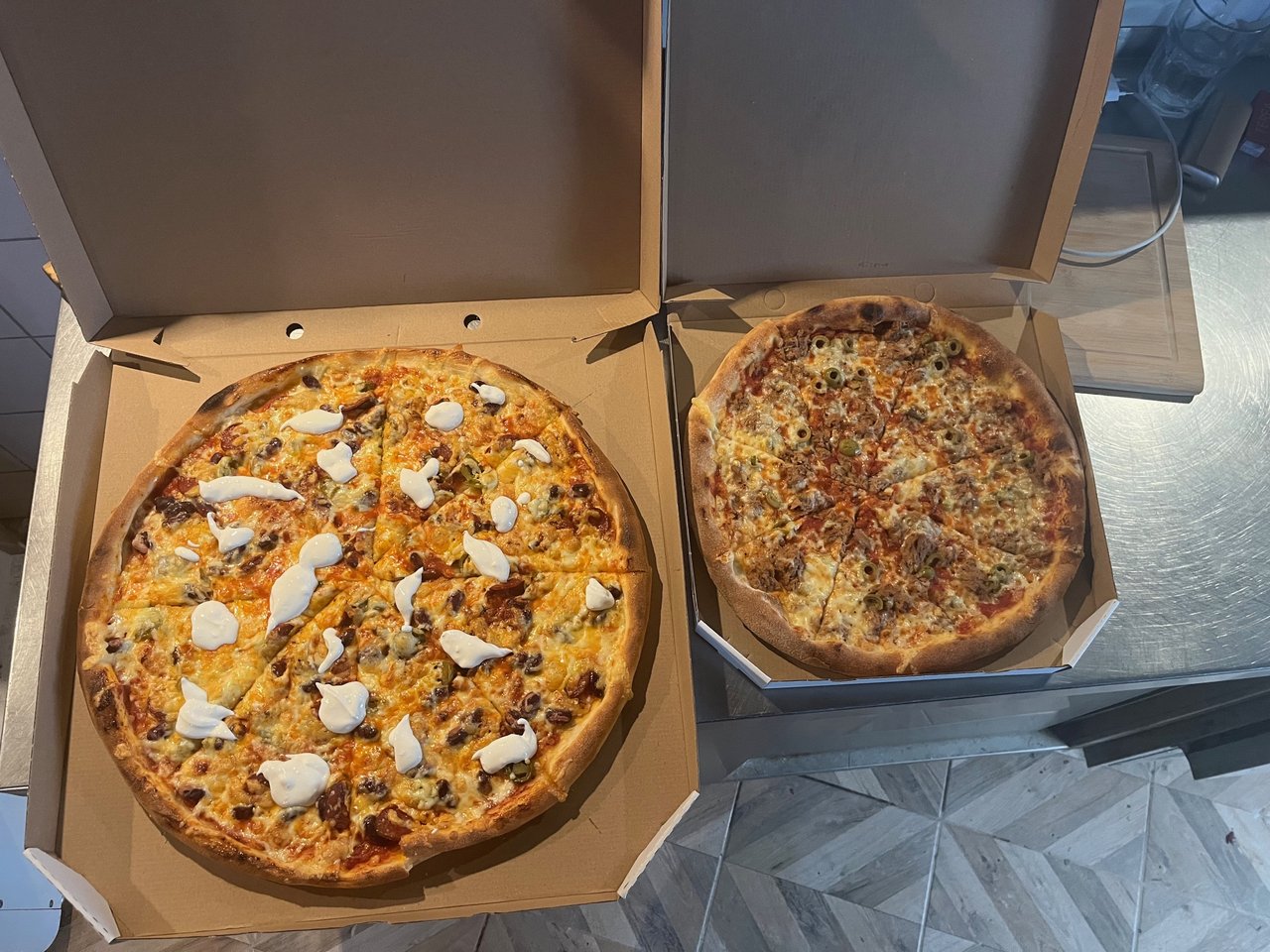 Családi (42cm) és normál pizza (35cm) közti különbség